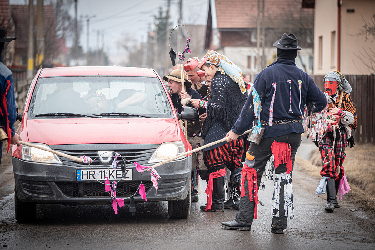 Jókedvvel, mulatással dugták el a Marost 
